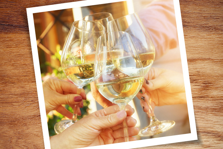 Weingläser beim Anstossen.