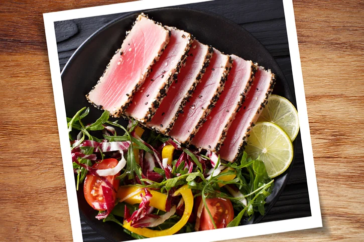 Ein Teller mit einem asiatischen Gericht