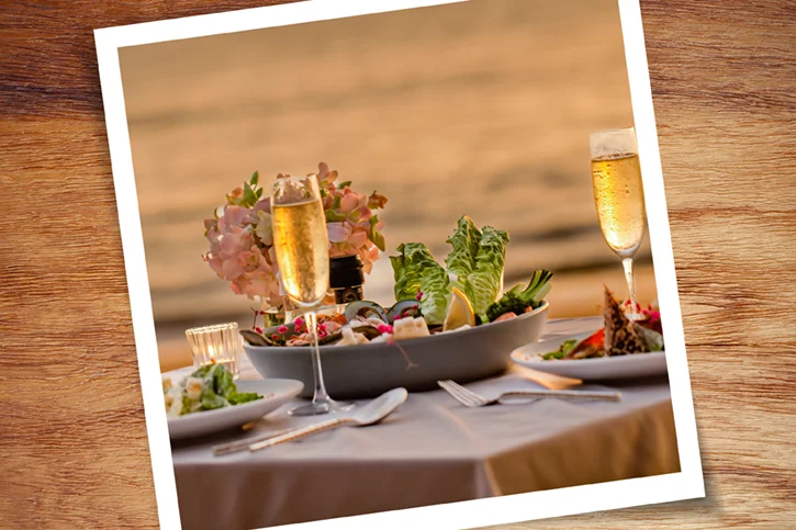 Ein gedeckter Tisch vor Seekulisse.