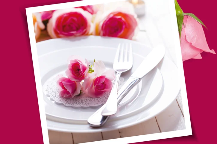 Ein festlich gedeckter Tisch.