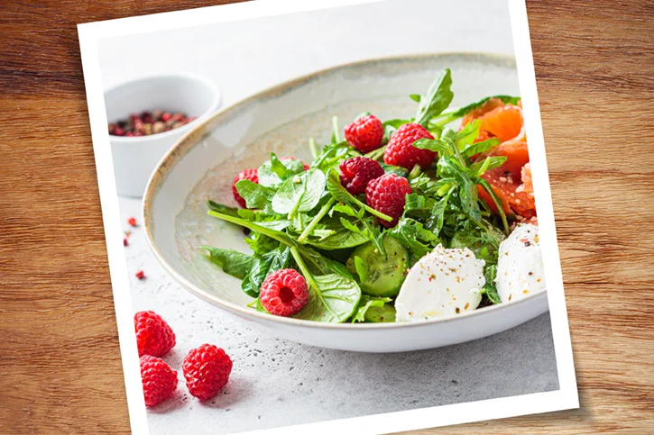 Ein sommerlicher Salat mit Beeren.